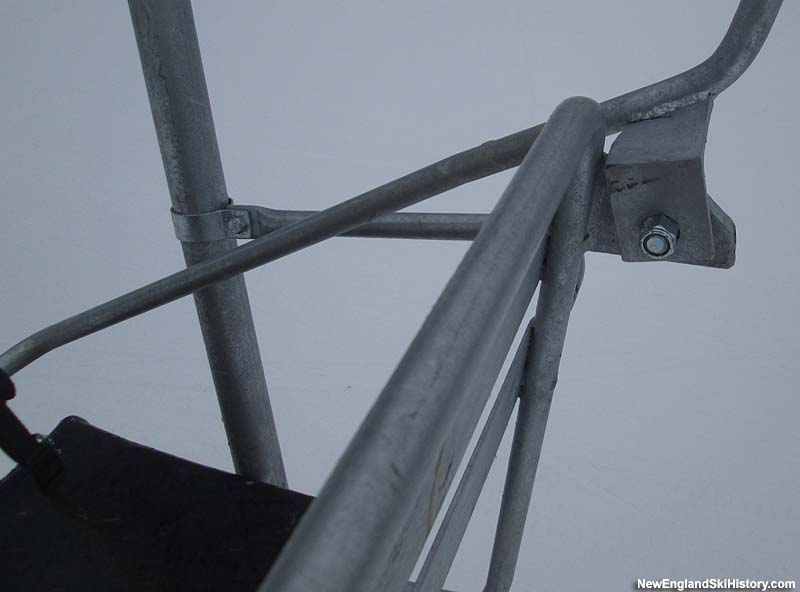 A low closing bar (2015)